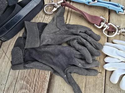 Equine Tack - Riding gloves - E-Z Up stirrups - Lunging straps - Quick - Bit ruler - Hands cloth tape measure- century crop