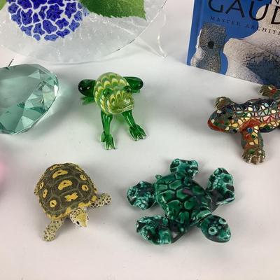 L1074 Sydenstricker Glass Plate Antonio Gaudi Book with Small Glass Sculptures and Paperweights