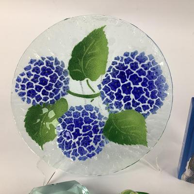L1074 Sydenstricker Glass Plate Antonio Gaudi Book with Small Glass Sculptures and Paperweights