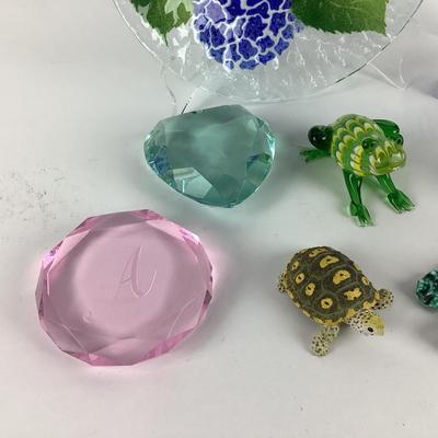 L1074 Sydenstricker Glass Plate Antonio Gaudi Book with Small Glass Sculptures and Paperweights