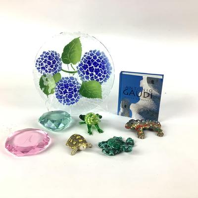 L1074 Sydenstricker Glass Plate Antonio Gaudi Book with Small Glass Sculptures and Paperweights