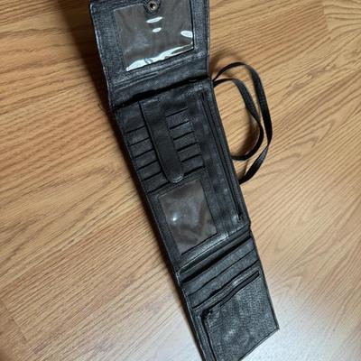 LOT 260: Sash Teal Bag, Brookstone Bag & More