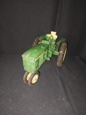 JOHN DEERE TRACTOR WITH ACCESORIES