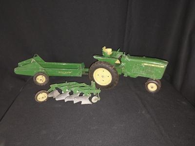 JOHN DEERE TRACTOR WITH ACCESORIES