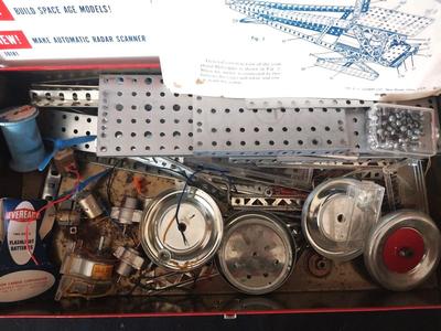 VINTAGE ERECTOR SET IN QRIGINAL METAL BOX