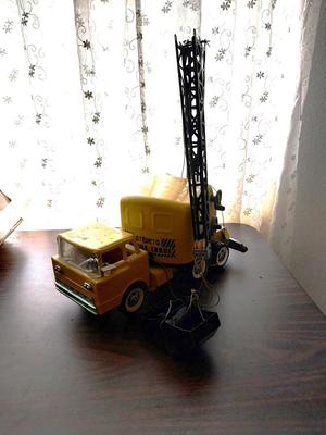 STRUCTO MOBILE CRANE