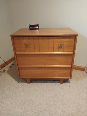 MID CENTURY MODERN NIGHTSTAND AND SPARTUS ALARM CLOCK
