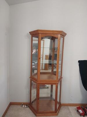 CLASS DISPLAY CABINET WITH LIGHTING ON TOP AND BOTTOM