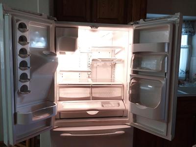 MAYTAG FRENCH DOOR REFRIGERATOR WITH EXTERNAL ICE/WATER DISPENSER