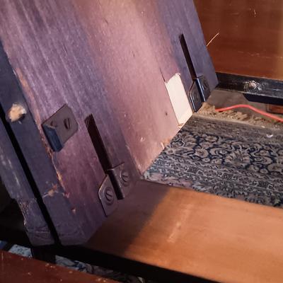 LOT 4: Georgian-Style Dining Room Table (Built-In Leaf) with (6) Chairs