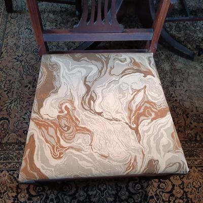 LOT 4: Georgian-Style Dining Room Table (Built-In Leaf) with (6) Chairs