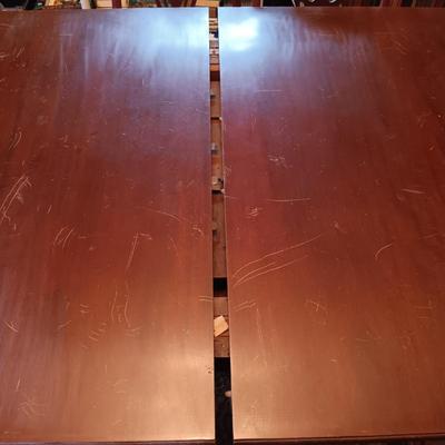 LOT 4: Georgian-Style Dining Room Table (Built-In Leaf) with (6) Chairs