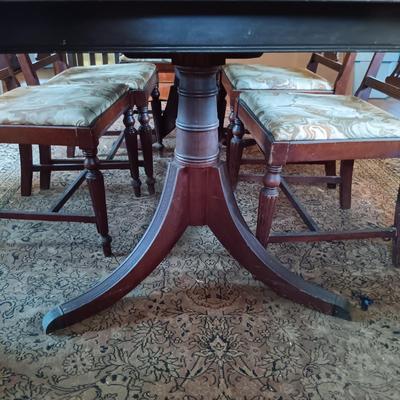LOT 4: Georgian-Style Dining Room Table (Built-In Leaf) with (6) Chairs