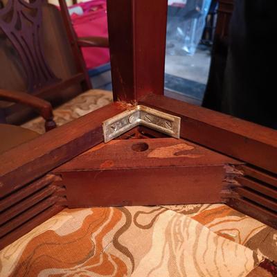 LOT 4: Georgian-Style Dining Room Table (Built-In Leaf) with (6) Chairs