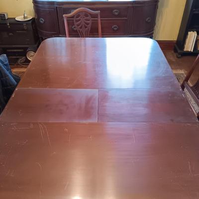 LOT 4: Georgian-Style Dining Room Table (Built-In Leaf) with (6) Chairs