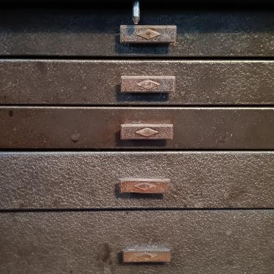 LOT 7: Kennedy 8-Drawer Machinist Tool Chest and 2-Drawer Riser with Tools