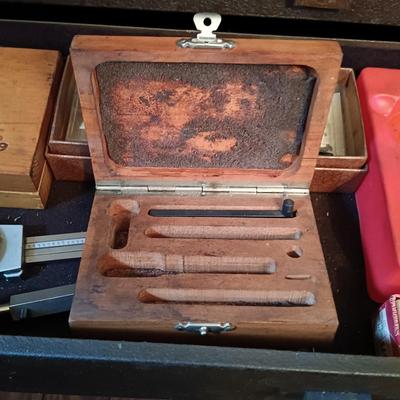 LOT 7: Kennedy 8-Drawer Machinist Tool Chest and 2-Drawer Riser with Tools