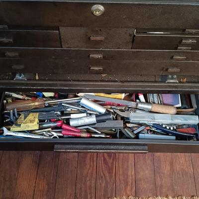 LOT 7: Kennedy 8-Drawer Machinist Tool Chest and 2-Drawer Riser with Tools