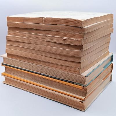 LOT 194: Galaxy Science Fiction 1952 Editions w/ The 3rd and 4th Galaxy Reader & The 1972 Annual World's Best SF