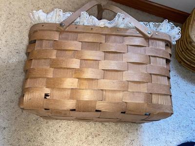 WICKER SERVING TRAYS AND A VTG PICNIC BASKET