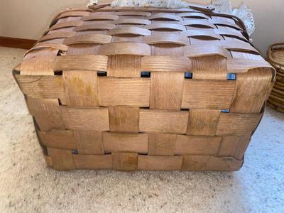 WICKER SERVING TRAYS AND A VTG PICNIC BASKET