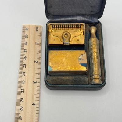 LOT 198J: Vintage Ever Ready Shaving Kit