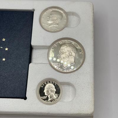 LOT 199J: Commemorative Statue of Liberty Coin & Bicentennial Proof Set