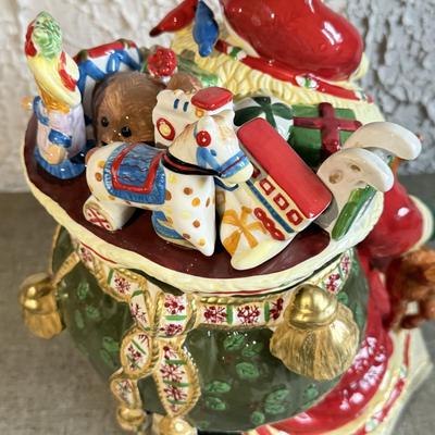 LOT 249F: Studio Nova Woodland Holly Santa Cookie Jar JA015