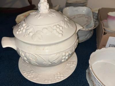 LOT 121AAA: Large lot of vintage and antique China L@@K