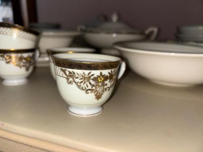 LOT 50LLL: Vintage Empress China set