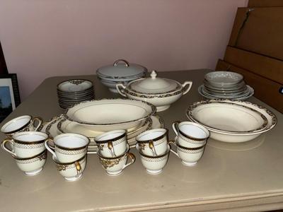LOT 50LLL: Vintage Empress China set