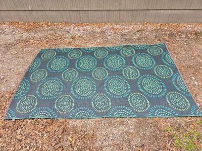 Circle design reversible outdoor area rug 93" x 58"