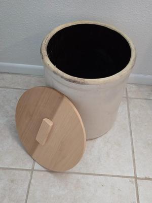 Robinson Ransbottom six-gallon stoneware crock with wooden lid - Blue Crown vintage stoneware crock no cracks