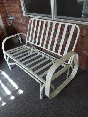 OUTDOOR GLIDER WITH CUSIONS