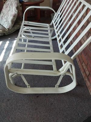 OUTDOOR GLIDER WITH CUSIONS