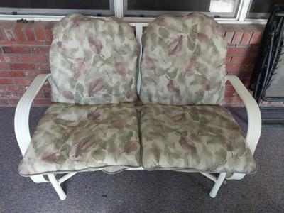 OUTDOOR GLIDER WITH CUSIONS