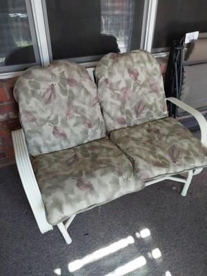 OUTDOOR GLIDER WITH CUSIONS