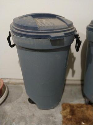 TWO RUBBERMAID TRASHCANS WITH LIDS