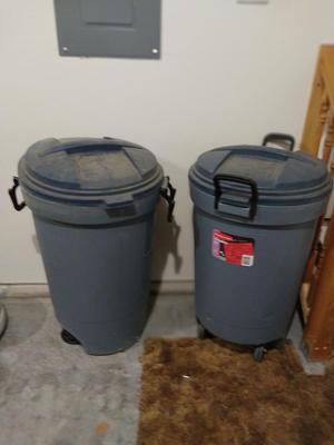 TWO RUBBERMAID TRASHCANS WITH LIDS