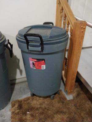 TWO RUBBERMAID TRASHCANS WITH LIDS