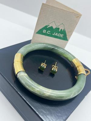 LOT 13: 10K Yellow Gold and Jade Bracelet with 14K Yellow Gold Post Earrings - 1.6 GTW