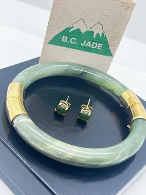 LOT 13: 10K Yellow Gold and Jade Bracelet with 14K Yellow Gold Post Earrings - 1.6 GTW