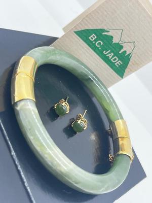 LOT 13: 10K Yellow Gold and Jade Bracelet with 14K Yellow Gold Post Earrings - 1.6 GTW