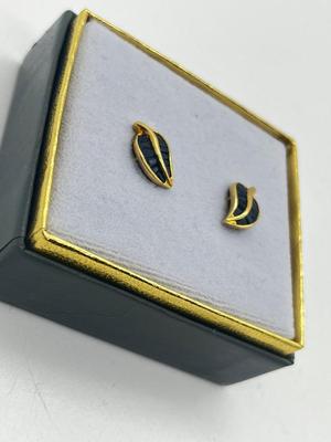 LOT 16: 14K Yellow Gold Sapphire Baguette Pierced Earrings - 2.36 GTW