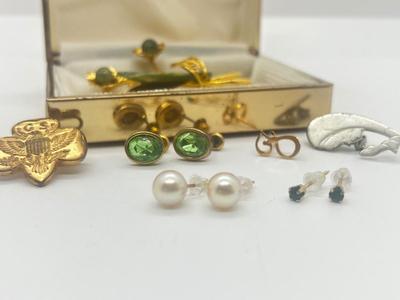 LOT 51: 14K Yellow Gold Pierced Earrings, Vintage Brooch and More!