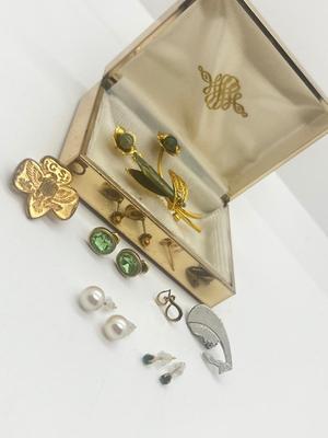 LOT 51: 14K Yellow Gold Pierced Earrings, Vintage Brooch and More!