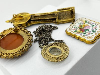 LOT 89: Brooch/Pin Collection and More!