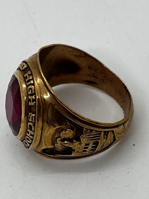 LOT 92: 1952 Balfour 10K Yellow Gold and Ruby Class Ring - Size 5 - 8.64 GTW