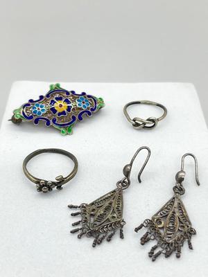 LOT: 109: Cloisonne Enamel Filigree Floral Brooch/Pin and Filigree Pierced Earrings Plus Two Silver Rings - Sizes 4 and 6