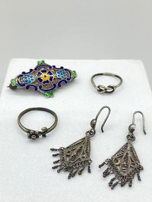 LOT: 109: Cloisonne Enamel Filigree Floral Brooch/Pin and Filigree Pierced Earrings Plus Two Silver Rings - Sizes 4 and 6